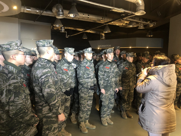 18일 옹진군 연평도에서 군복무하는 해병대 장병들이 연평도 안보교육장에서 관광해설사로부터 설명을 듣고 있다. (사진제공=옹진군청)