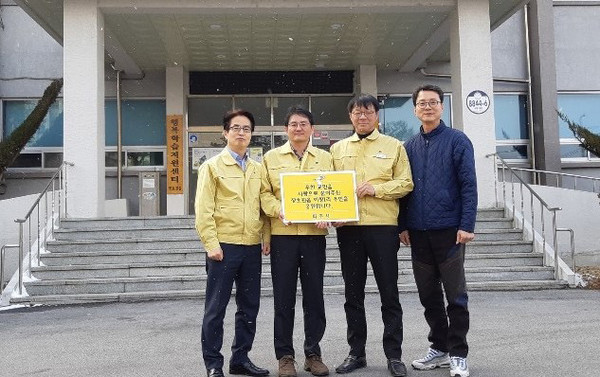 최종환 파주시장이 지난 17일 이천시 장호원읍사무소를 방문해 지역 특산품을 전달했다. (사진제공=파주시장)