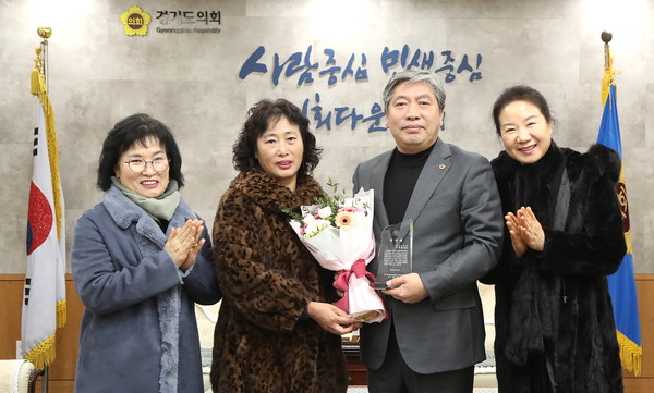 방송통신 고등학교의 만학도들이 의장 접견실에서 송한준 의장을 만나 ‘전국 방송통신고등학교 총동문회’ 명의의 감사패 전달을 기념하고 있다.(사진제공=경기도의회)