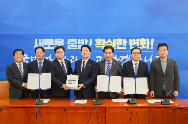 인구 100만 이상 4개 대도시 시장들은 19일 국회 더불어민주당 원내 지도부를 방문해 지방자치법 전부개정안 조속 처리 공동 촉구문을 전달했다. 사진 좌로부터 윤후덕 민주당 원내 수석부대표, 이재준 고양시장, 염태영 수원시장, 이인영 민주당 원내대표, 백군기 용인시장, 허성무 창원시장, 임종성 국회의원. (사진제공=용인시청)