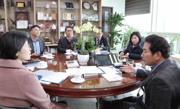 지난 17일 백군기 시장이 농관원 관계자들에게 용인사무소를 처인구에 설치할 것을 강조하고 있다. (사진제공=용인시청)