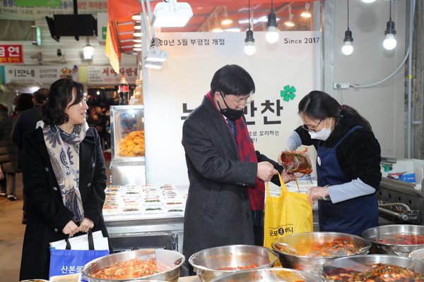 산본시장에서 장보기를 하고 있는 한대희시장. (사진제공=군포시청)