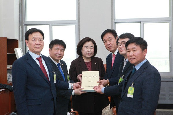 가평군통합범군민 비상대책위원회는 20일 국회 국토교통위원장실에서 박순자 위원장에게 제2경춘국도 가평군 노선 반영 청원서를 전달했다. (사진제공=가평범대위)