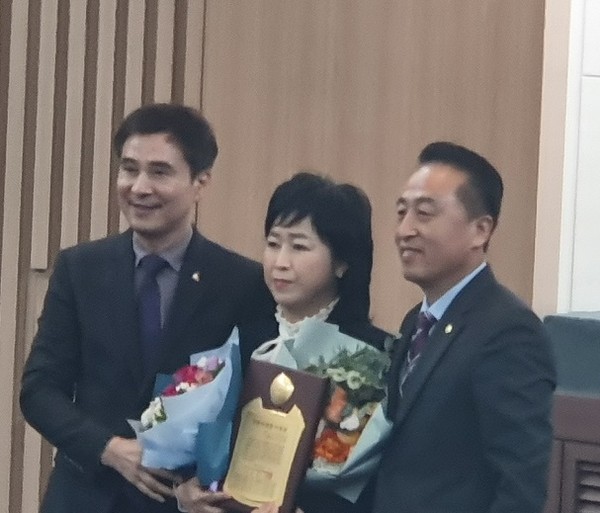 화성시의회 차순임 의원이 20일 본회의장에서 ‘제12회 지방 의정봉사대상’ 수상을 기념하고 있다.(사진=김삼철기자)