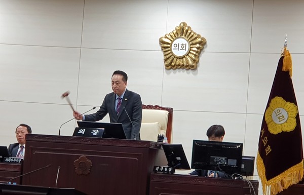 화성시의회 김홍성 의장은  20일 제189회 임시회 제2차 본회의를 열고 2020년도 첫 회기 폐회를 선언하고 있다.(사진=기삼철기자)