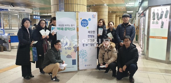 안양시가 8급 이하직원들로‘청렴지기’를 새롭게 선정하고, 부시장과 부서장이 대면한 채 토론하는‘부서장과의 청렴 톡(Talk)을 진행하기로 하는 등 올해 청렴공직문화 확산에 다시금 고삐를 죈다. (사진제공=안양시청)