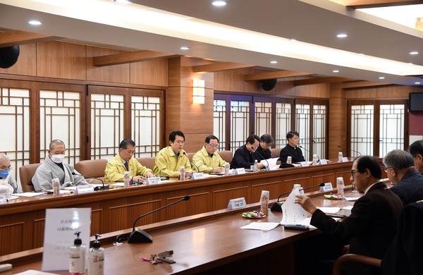 의정부시는 전국적인 코로나 19 감염증의 확산이 우려되는 가운데 지난 22일 황범순 의정부시 부시장 주재로 종교계 대표자들과 비상대책간담회를 가졌다. (사진제공=의정부시청)