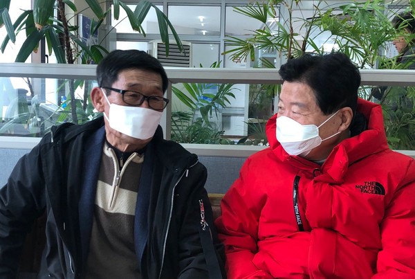 안상수 의왕·과천 국회의원 선거 예비후보는 지난 21일 강은석 과천농협 이사를 만나 코로나19로 침체 되고 판로가 막힌 화훼농가들의 애로사항을 듣고 근본적인 화훼 농가의 어려움에 대해 의견을 청취하는 자리를 가졌다. (사진제공=안상수 예비후보 사무실)