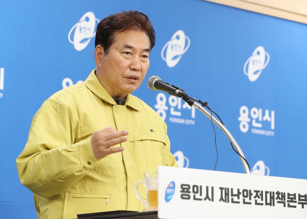 지난 23일 용인 수지구 풍덕천동에 거주하는 시민 A씨(27세)가 코로나19 진단검사에서 양성 판정을 받아 경기의료원 수원병원으로 긴급 이송했다.