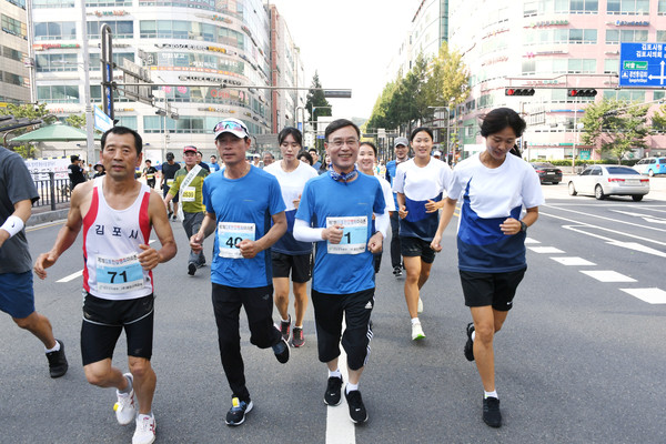 제7회 김포한강평화 마라톤 대회에 참석한 정하영(오른쪽에서 두번째) 김포시장. (사진제공=김포시청)