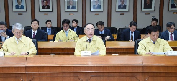 홍남기 경제부총리 겸 기획재정부 장관은 25일 코로나19 확산 사태를 해결하기 위한 대책으로 예비비 카드를 커내 들었다.(사진=기재부)