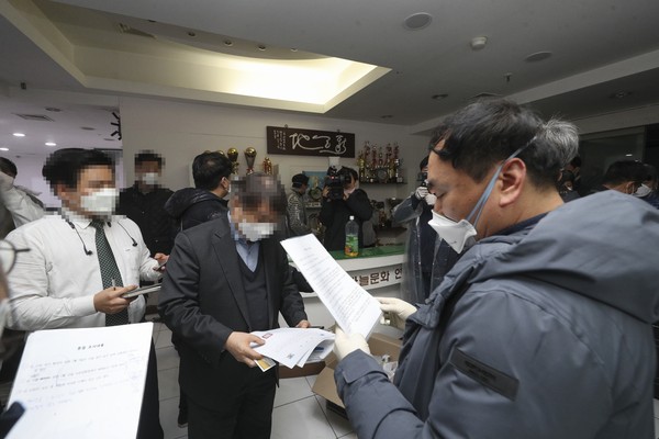 경기도가 25일 오전부터 과천 신천지 시설에 강제 진입, 역학조사를 벌이고 있다. (사진=경기도 제공)