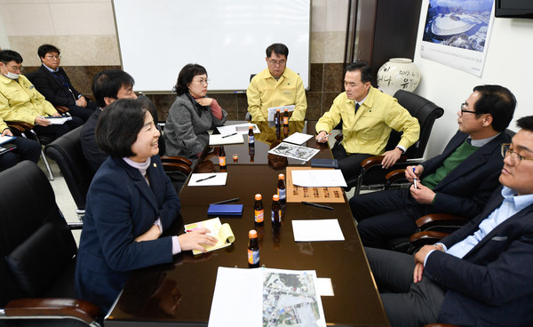 24일 여주시는 급속히 확산되고 있는 코로나19 바이러스에 총력 대응하기 위해 여주시의회와 긴급 대책회의를 가졌다. (사진제공=여주시청)