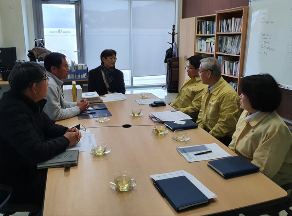 동두천시는 지난 24일 송기헌 부시장을 비롯한 보건소장, 평생교육원장 등 대학 관련 부서장이 관내 소재한 동양대학교 제2캠퍼스를 방문해, 동양대학교 책임자와 코로나19 예방을 위한 긴급 방역대책을 협의했다. (사진제공=동두천시청)