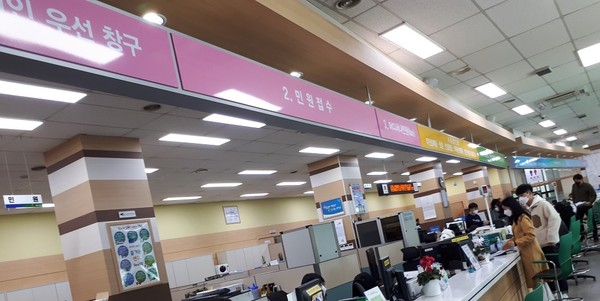 안성시는 색채 디자인을 활용해 보다 직관적이고 접근하기 쉬운 환경을 조성해 누구나 쉽고 편리하게 행정서비스를 이용할 수 있도록 미디어라인을 보수했다. (사진제공=안성시청)