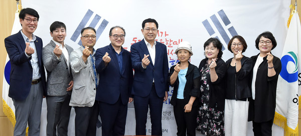 인천시는 지난해 8월 26일 인천시장 접견실에서 지역아동센터 등 4개 분야 인건비 지급기준이 없는 사회복지시설 종사자들과 소통 간담회를 개최하고 기념촬영을 하고 있다. 왼쪽에서 5번째 박남춘 인천시장. (사진제공=인천시청)