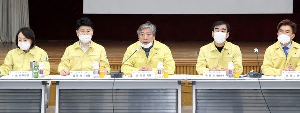 송한준 경기도의회 의장이 25일 긴급 의장단 회의를 열어 현재 진행 중인 ‘제341회 임시회’의 본회의 시간을 대폭 단축하고, 상반기 중 예정된 도의회 국외출장 일정 전체를 하반기 이후로 연기하기로 의결했다. (사진제공=경기도의회)