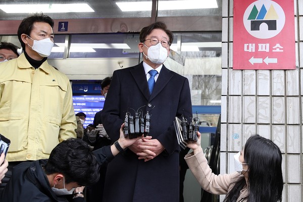 이재명 경기도지사가 과천 신천지 시설 강제조사 현장 지휘 후 브리핑하고 있다. (사진=경기도 제공)