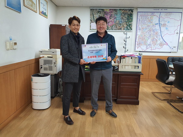 오산시 원동 소재 국가대표&점핑클럽이 25일 취약계층 코로나19 예방을 위해 손소독제 기부를 기념하고 있다.(사진제공=오산시청)