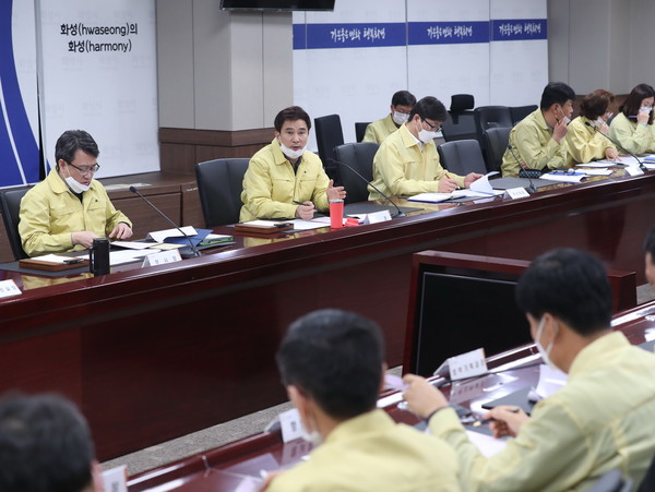화성시가 코로나19 경보 단계가 ‘심각' 단계로 격상되고, 관내 감염 의심 신고 사례와 접촉자가 증가함에 따라  서철모 시장 주재로 상황실에서 긴급 비상 대책회의를 진행하고 있다.(사진제공=화성시청)