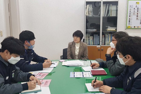 동구보건소는 25일 보건소 회의실에서 코로나19 지역사회 전파 차단에 총력을 기울이고자 동국제강, 현대제철, 두산인프라코어 안전보건관리자를 대상으로 긴급 회의를 열었다. (사진제공=동구보건소)