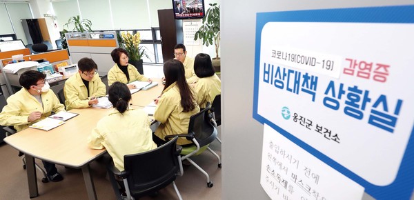 26일 옹진군보건소 비상대책 상황실에서 코로나-19 대책 회의를 하고 있다. (사진제공=옹진군청)