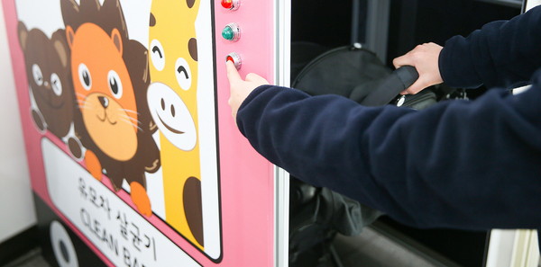 의왕시 내손2동 아동도서관에 설치되어 있는 유모차 살균기를 이용해 시민이 유아용 유모차를 살균하고 있다.
