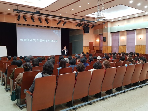 광명시아동보호전문기관이 개관 1주년을 맞았다. 아동보호전문기관은 상담실, 심리검사 치료실, 보호자 대기실, 회의실, 자료실 등의 시설을 갖추고 지난 해 2월 25일부터 업무를 시작해 임상심리치료사와 상담원 등 직원 13명이 지난 1년간 아동학대 예방과 학대받는 아동보호에 적극 노력해 왔다. (사진제공=광명시청)
