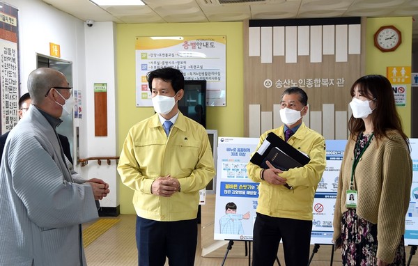 의정부시는 지난 25일 코로나19의 지역사회 확산 방지를 위해 보건소 방역대책본부와 사회복지시설 등 방역 현장을 점검했다. (사진제공=의정부시청)