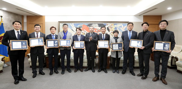경기도의회는 26일 지역발전과 도민의 복리 증진에 기여한 10건의 조례를 2019년 우수조례로 선정해 시상했다. (사진제공=경기도의회)
