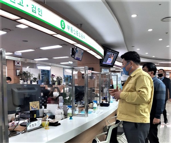 이천시는 코로나19 바이러스의 확산을 막기 위해 종합민원실 자체의 대응방안을 수립해 선제적 예방을 시행한다고 밝혔다. (사진제공=이천시청)