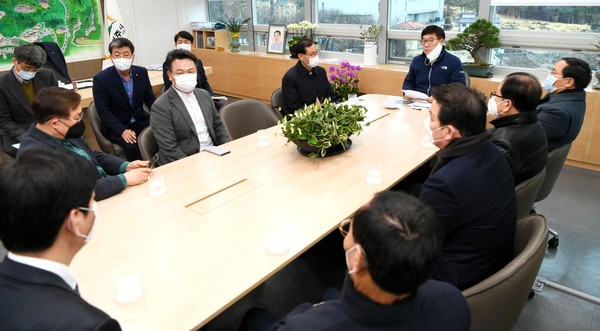 광주시는 지난 25일 시장실에서 ‘코로나19 지역전파 방지를 위한 기독교연합회 관계자와의 간담회’를 개최했다. (사진제공=광주시청)