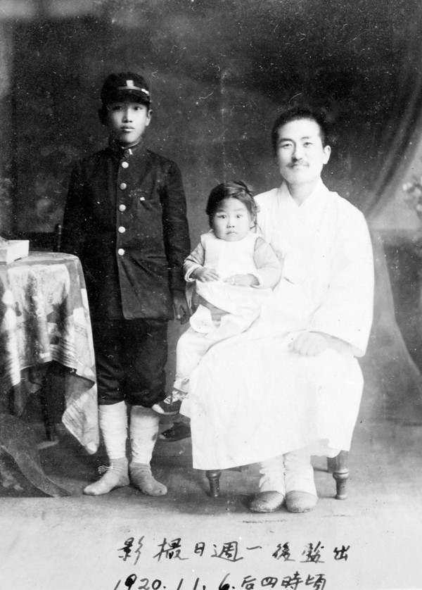 1920년 출옥 후 찍은 기념사진 속 김세환 (사진제공=수원박물관)
