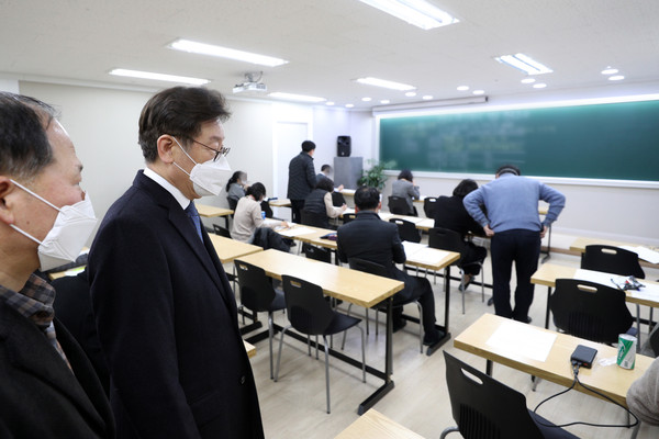 이재명 경기도지사가 26일 오후 코로나19 관련 전수조사장을 방문해 전수조사 현장을 살펴보고 있다. (사진제공=경기도청)