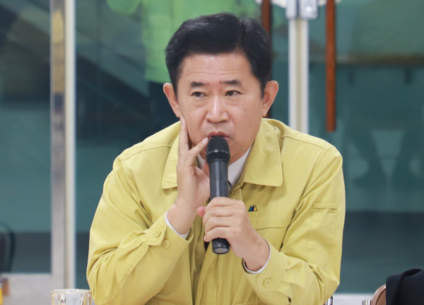 평택시의회 이병배 부의장은 지난 25일 관내 3개 보건소를 찾아 감염증 예방 및 확산 방지를 위해 고군분투하고 있는 현장 최일선 직원들을 격려했다. (사진제공=평택시의회)
