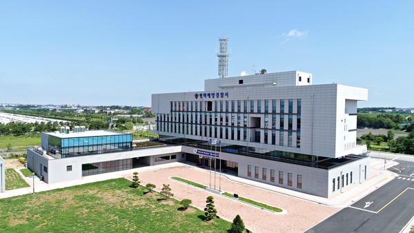 평택해양경찰서는 오는 29일 수원 월드컵 경기장 수영장에서 실시할 예정이던 2020년 제1회 수상구조사 자격 시험을 잠정 연기한다. 사진은 평택해양경찰서 전경 (사진제공=평택해양경찰서)