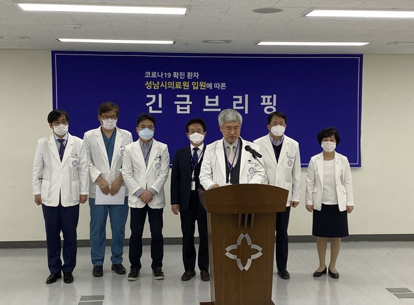 이중의 성남시의료원장은 27일  오는 3월 17일 예정된 성남시의료원 개원 일정을 무기한 연기한다고  긴급 브리핑을 열고 있다. (사진제공=성남시청)