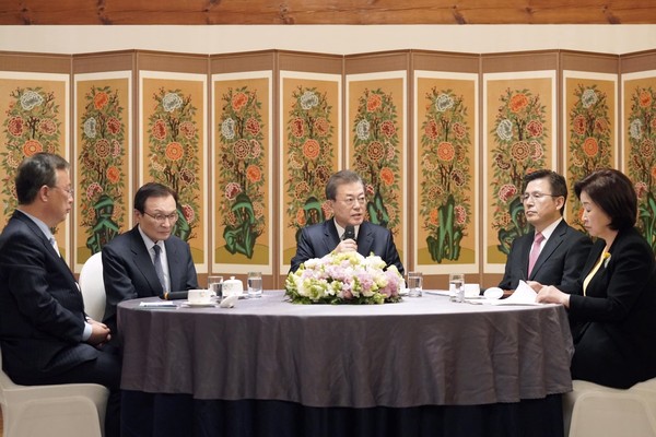 문재인 대통령과 여야4당 대표들이 28일 오후 국회에서 회동을 갖고 코로나19 사태 해결을 위해 국회와 정부가 초당적으로 국가적 역량을 모으기로 합의했다. (사진=문재인 대통령 페이스북)