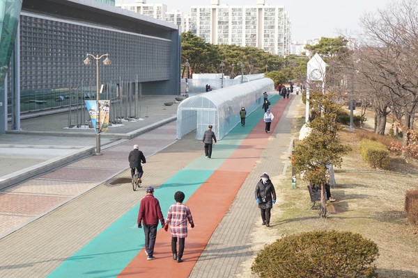 정부와 안산시가 화랑유원지에 세월호 추모 시설 건립을 추진 중인 가운데, 일부 시민들은 반대 입장을 고수하고 있다. 사진은 화랑유원지 내 산책 중인 시민들. (사진=장민호 기자)