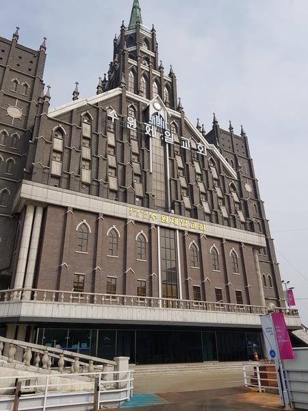 1일 예배 취소로 차량을 통제하고 인적이 끓긴 팔달구 지동 수원제일교회. (사진=권영복 기자)