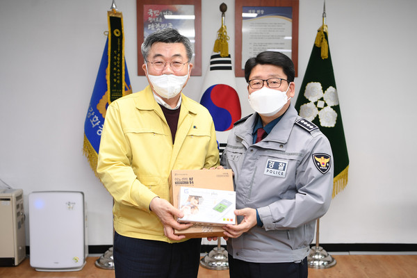 유천호 강화군수는 지난 27일 코로나19 확산 예방을 위해 강화경찰서에 방역마스크와 손소독제 등 300만 원 상당 물품을 전달했다. (사진제공=강화군청)
