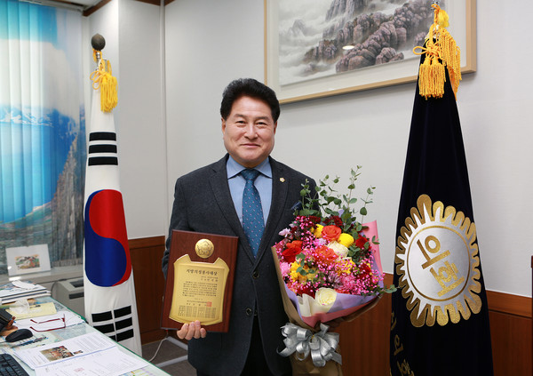 의정부시의회 안지찬 의장은 전국시군자치구의회의장협의회로부터 ‘제12회 지방의정봉사대상’을 수상했다. (사진제공=의정부시의회)