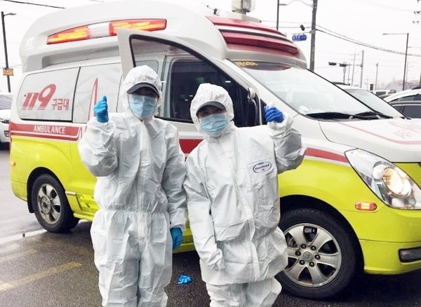 (주)트윈사의 서광수 대표이사는 최근 코로나19 바이러스 감염이 심각 단계로 격상됨에 따라 자체 생산된 감염보호복 400벌과 방진덧신 100조, 니트리케어 장갑 100개를 포천소방서에 지정 기부하고 나섰다. (사진제공=포천시청)