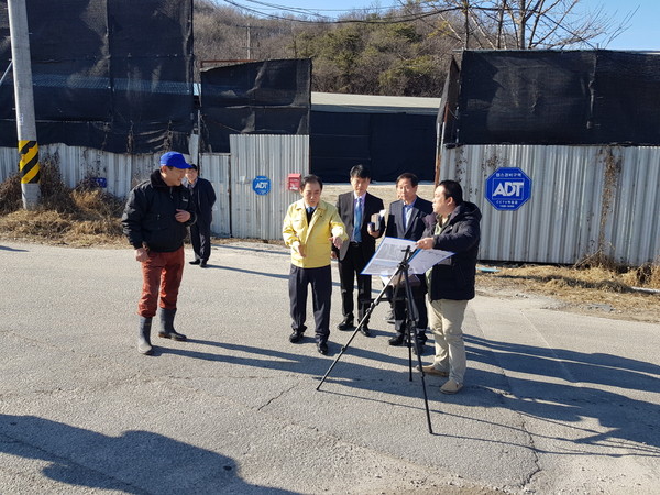박윤국 포천시장이 기업인들의 불편을 해소하기 위해 사업 현장을 직접 찾아 나섰다. (사진제공=포천시청)