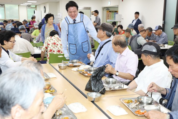 동안노인회관 무료급식봉사 하고 있는 최대호 안양시장. (사진제공=안양시청)
