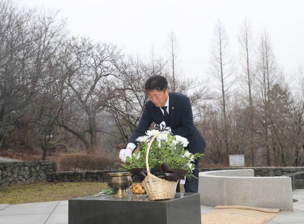 성남시의회는 지난 1일 제101주년 3.1절을 맞이해 율동공원 내 성남3.1만세운동 기념탑을 찾아 순국선열의 숭고한 희생정신을 기리는 시간을 가졌다. (사진제공=성남시의회)