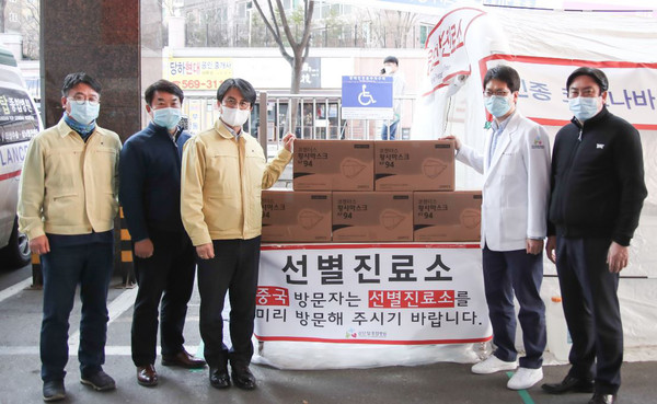 이재현 서구청장이 관내 선별진료소를 방문해 의료진 등에 마스크를 직접 전달했다. (사진제공=서구청)