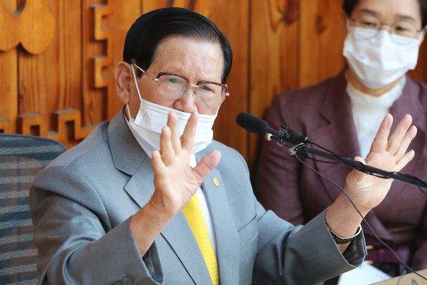 신천지 교주 이만희 씨가 2일 오후 과천보건소에서 코로나19 감염 여부 검사를 받은 것으로 알려졌다. 검사 결과는 3일 중 나올 예정이다. 사진은 2일 오후 기자회견 중인 이 씨. (사진=사진공동취재단)