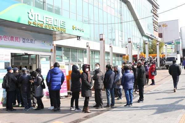 정부가 말초신경 같은 유통구조를 가진 편의점을 공적 마스크 유통망에 포함하는 방안을 검토했으나 현실적으로 불가능하다는 판단을 내린 것으로 알려졌다.(사진=장민호 기자)
