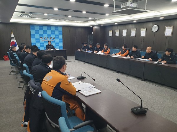 화성소방서는 지난 2일 코로나19 대응체계가 심각 단계로 격상되고 도내 확진자가 급속히 증가되고 있어, 소방공무원에 대한 감염방지 관리 강화를 위한 대책회의를 실시했다. (사진제공=화성소방서)